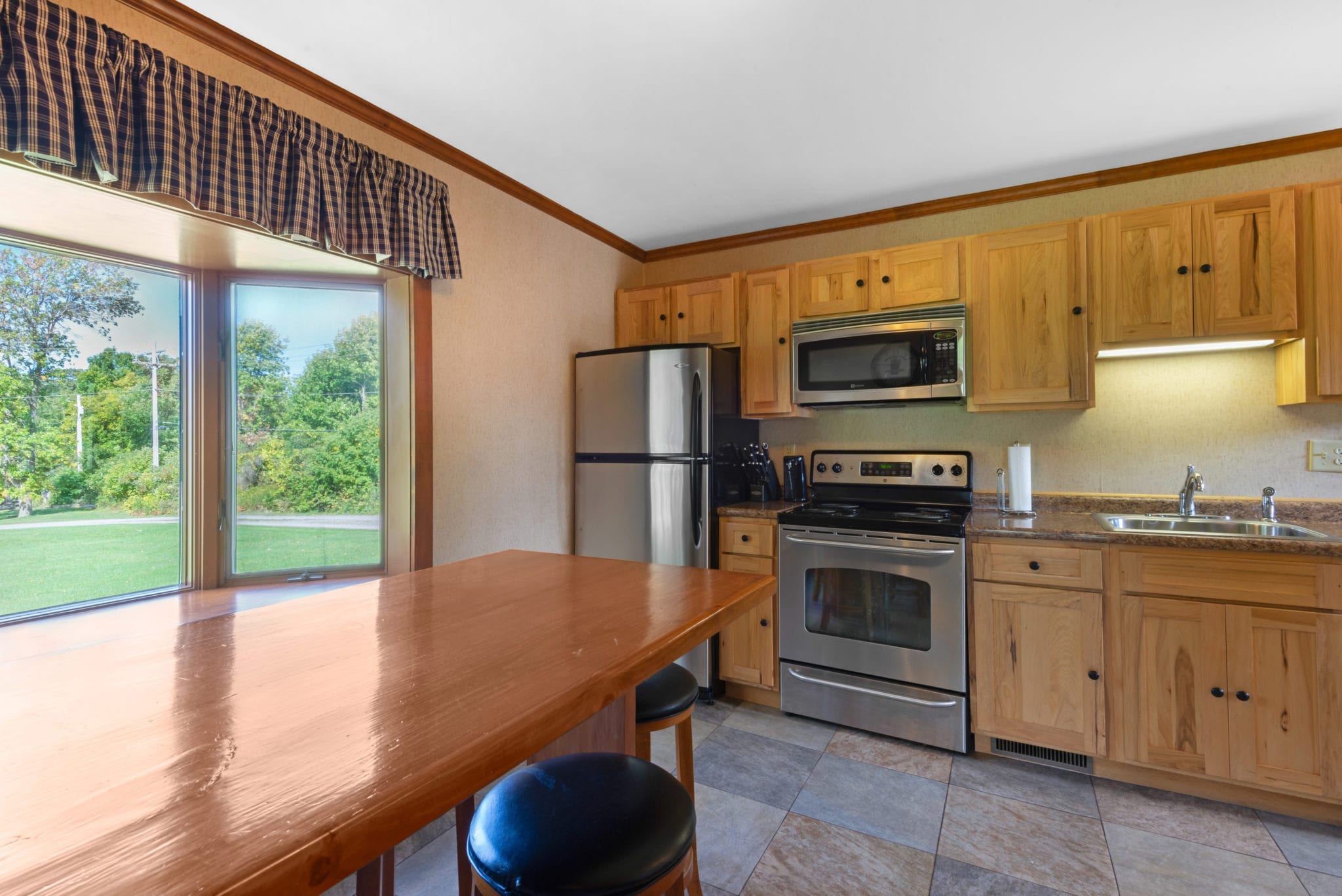 Cottage kitchen with breakfast table.