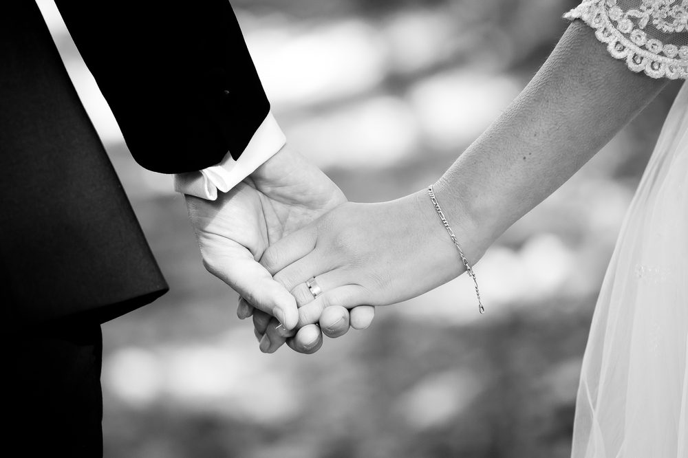 A newly wed couple holds hands while The Inn at Gran View lists 10 things not to forget on your wedding day